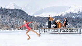 Gelungener Auftakt: Livemusik zum Eislauf von der Camerata Engiadina mit Flurina Sarott (Geige), Daniel Bosshard (Klavier) und Matthieu Gutbub (Cello).