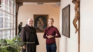 Ungleiche Partner, gleiche Freude für den Glauben: Der Franziskanerbruder Paul Zahner und die Psychologin Almut Schweikert setzen sich für mehr Glaubensfreude in der Katholischen Kirche ein.
