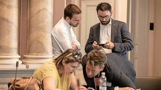 Der bürgerliche Block wird gestärkt: Remo Goethe (Jungfreisinnige, hinten links), Thomas Tschudi (SVP, hinten rechts), Susanne Elmer Feuz (FDP) und Toni Gisler (SVP) analysieren die Wahlresultate.