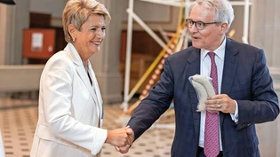 Viel gute Laune an der Feier: Bundesrätin Karin Keller-Sutter hat Thomas Hefti eine St. Galler Spezialität mitgebracht. 
