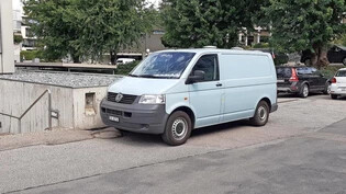 Fluchtgefahr: Mit diesem VW-Bus wurde der Angeklagte ans Kreisgericht  in Uznach gebracht.  