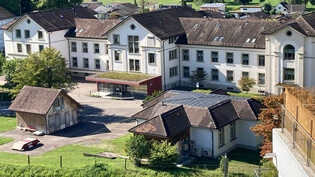 Es dauert noch eine Weile: Das Asylzentrum im Gebäude des ehemaligen Pflegezentrums Linthgebiet soll gegen Ende Jahr in Betrieb gehen.