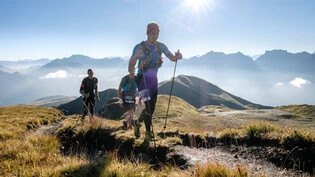 Grandiose Kulisse: Läuferinnen und Läufer am Arosa Trailrun 2021.