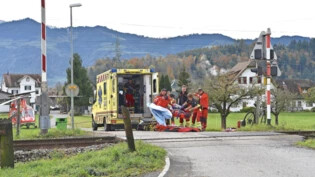 Kurz nach dem Unfall beim Bahnübergang in Uznach: Der Mann aus der Region wird erstversorgt und dann mit dem Helikopter ins Spital geflogen.