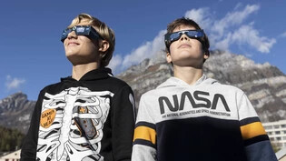 Rund 100 Menschen haben das Spektakel am Dienstag bei der Kantonsschule Glarus beobachtet.