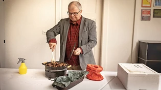 Heisse Ware: Hansjürg Rhyner brät Marroni an einer Vernissage.