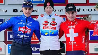 Erstmals im Weltcup auf dem Podest: Kevin Kuhn (rechts) strahlt als Dritter von Val di Sole neben dem Sieger Michael Vanthourenhout und dessen belgischem Landsmann Niels Vandeputte. 