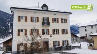 Blick auf die Villa Carisch: Im geschichtsträchtigen Haus wird ganzjährig ein Café geführt. 