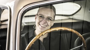 Am Steuer: Sandra Adank als Inhaberin, in der Politik oder auch einfach hinter dem Lenkrad ihres Lieblingsautos.