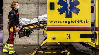 Einer von über 11 000 im Jahr 2022: Eine Rettungssanitäterin der Regio 144 bewältigt einen Notfalleinsatz. 