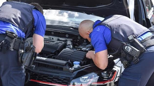 Viel Arbeit wegen lauten Motoren: Autoposer beschäftigen die St. Galler Kantonspolizei, dafür wird schon mal die Motorhaube geöffnet oder die Lautstärke beim Auspuff der teuren Boliden gemessen. 