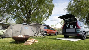 Alles dabei fürs Campen: Der Dacia Jogger zeigt sich als vielseitig und kann mit einem Aussenzelt (links) und einem Schlafplatz für zwei Erwachsene (rechts) ausgerüstet werden. 