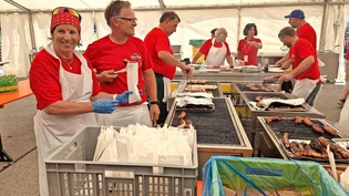 Die einen arbeiten, die anderen geniessen: Gold-Vreni Schneider hilft am Grillstand.