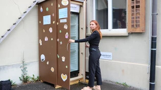 Neues Angebot in Eschenbach: Hinter dem Gebäude der Jugendarbeit steht ein öffentlicher Kühlschrank