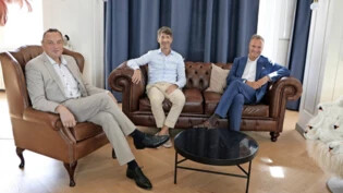 Können kurz zurücklehnen: Die Führungsriege der Bank Linth mit Manfred Pfammatter, CEO David Sarasin und Finanzchef Martin Kaindl (von links).