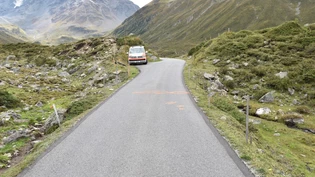 Überholmanöver: Am Mittwoch ist es im Dischmatal zu einer Kollision zwischen einem überholenden Autofahrer und einem Velofahrer gekommen.