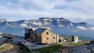 Die Leglerhütte ob Schwanden: Weil die Tagesgäste ausbleiben, ist die Anzahl der Tische auf der Aussichtsterrasse halbiert worden.