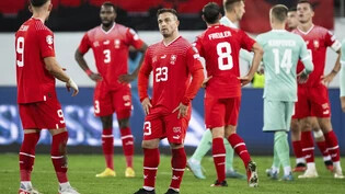 Ungläubig: Der Schweizer Nationalspieler Xherdan Shaqiri blickt nach dem 3:3-Unentschieden gegen Belarus auf die Anzeigetafel.