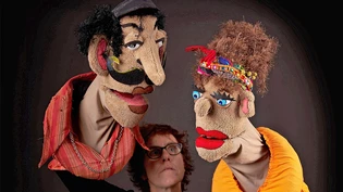 Beziehungsverwicklungen: Marion Pfaffen lässt ihre Puppen mit viel Humor vom unkonventionellen Leben Lisannes erzählen, wobei Ähnlichkeiten mit Pfaffens eigener Biografie nicht zufällig sind.