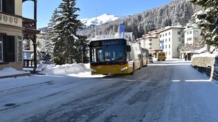 Unfall in Davos: Ein Achtjähriger wird von einem Bus angefahren und verletzt sich. Der unter Schock stehende 60-jährige Chauffeur musste ebenfalls medizinisch versorgt werden.