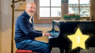 Auf dem Klavier brennt die erste Kerze: Armin Caduff spielt sich warm für die Probe der Compagnia-Rossini-Sänger, die ein neues Programm für die Weihnachtskonzerte einstudieren.
