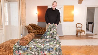 Der Meister der Muster: Marrtin Leuthold designt im «Löwe» in Mulegns für jedes Zimmer eigene Stoffe, Teppiche und Tapeten.  