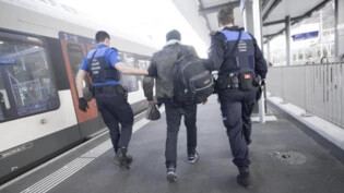 Gerade als Grenzkanton müsse St. Gallen die Bezahlkarte einführen: Grenzbeamte überprüfen am Bahnhof Chiasso einen Asylsuchenden. 
