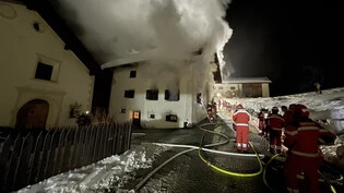 In Tarasp: Rund drei Stunden lang löschten Feuerwehrleute den Brand in einem Engadinerhaus. Es entstand hoher Sachschaden.
