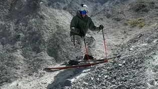 Staub statt Schnee: Hier fährt Andri Ragettli über Stock und Stein.