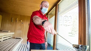 Ab sofort können Wellnessbäder wieder öffnen. Bademeister Marco Caplazi trifft letzte Vorbereitungen in eine der Saunen im Sportzentrum Lenzerheide. 
