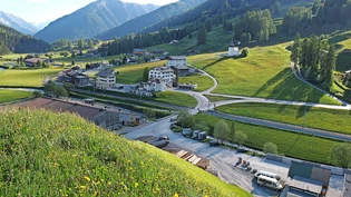 Weniger Immissionen beim Kieswerk: Staubablagerungen sollen künftig über eine erweiterte und bis zur Sertigerstrasse führende Sprinkleranlage von der Fahrbahn gewaschen werden.