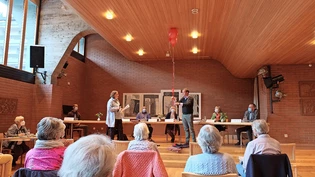 Keine Steine, sondern Luftballons versteckten sich unter einer Decke. Als Abschied liess Martin Grüsser die beiden in den Himmel steigen. 