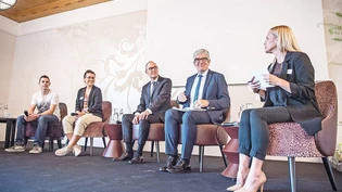 Aktuelles Thema: Die Regierungsräte Christian Rathgeb (in der Mitte) und Jon Domenic Parolini (zweiter von rechts) diskutieren mit Jungpolitikerinnen und Jungpolitikern über den Föderalismus.