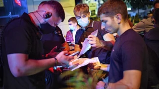 Zutritt zu grossen Freiheit: Mittels der offiziellen «Covid Certificate Check»-App überprüfen Ticketkontrolleure, ob Besucher zu einer Veranstaltung vorgelassen werden können . 