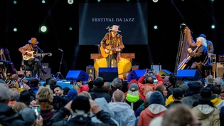 Höhepunkt: Nach dem Ende des Regens holt Zucchero (Mitte) für die Zugabe mit seinem Hit «Diamante» den Schweizer Harfenisten Andreas Vollenweider (rechts) auf die Bühne im St. Moritzer Kulm-Park.