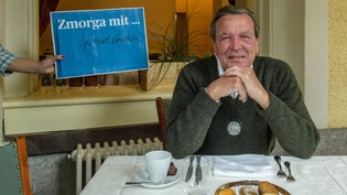 Entspannt beim «Zmorga» in St. Moritz: «Mit über 70 sollte man nicht wieder anfangen, sich ins Getümmel zu stürzen», sagt alt Bundeskanzler Gerhard Schröder und schliesst ein politisches Comeback aus. 