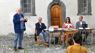 Grosses vor: Andrea Zogg (links) erklärt, wie «Il trovatore» in Haldenstein über die Bühne gehen soll, während Dirigent Philippe Bach (Mitte),  Präsidentin Jacqueline Giger und Intendant Beat Sieber die weiteren Neuerungen erläutern. 