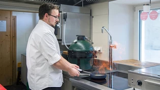 Herausforderung: Gastronom und Koch Riccardo Wolf in seinem Restaurant «Posta Veglia» in Schluein. Er hat die schwierige Personalsuche kürzlich erlebt.
