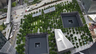 Die Gedenkstätte und das Museum für den 11. September von einem oberen Stockwerk des 3. World Trade Centers in New York aus gesehen.