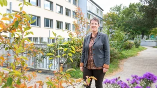 Esther Hagmann auf dem Pausenplatz des Schulheims Chur. 