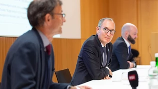Kleines Minus: Regierungsrat Christian Rathgeb, Vorsteher des Departements für Finanzen und Gemeinden (in der Mitte) präsentiert das Budget 2022 des Kantons Graubündens zusammen mit Urs Brasser, Finanzsekretär Departement für Finanzen und Gemeinden (links) und Fabian Disch, Amtsleiter Finanzverwaltung.