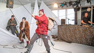 Action am «Piz Palü» in der Klibühni in Chur: Christian Sprecher (Mitte) spielt den Bergführer Jon, Julian M. Grünthal (links) den Künstler Jesko, und Charlotte Engelbert seine Freundin Ziska; dazu ertöt live eine Komposition von Rolf Caflisch (rechts). 