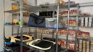 Neben Tierfutter finden Tierbesitzer bei der Tiertafel auch diverses anderes Haustierzubehör.