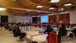 Aufgrund der gegenwärtigen Verschärfung der Coronavirus-Pandemie beschloss das Ratsbüro, die Landratssitzung vom 16. Dezember 2021 vom Landratssaal ins Kongresszentrum zu verlegen. 