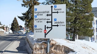 «Wo soll ich bloss mein Auto abstellen?» Diese Frage plagt wohl viele Automobilisten, die im winterlichen Davoser Verkehrschaos einen Parkplatz suchen. Ein Parkleitsystem,das diesem Problem entgegenwirken soll, steht nun kurzvor der Einführung.