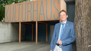 Vielleicht bald Teil des Kulturraumnetzwerks: Am Kulturhaus an der Churer Bienenstrasse erklärt Stadtrat Patrik Degiacomi, wie Bands und Theatergruppen künftig zu Proberäumen kommen sollen . 