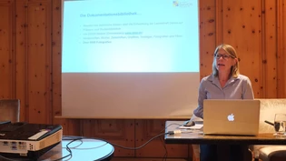 Annick Haldemann erklärt, wie das Fotoarchiv der DBD digitalisiert wird.