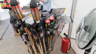 Im Kanton Glarus herrscht derzeit grosse Waldbrandgefahr: Das Abbrennen von Feuerwerk ist verboten, der Kauf und der Verkauf sind es allerdings nicht.