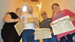 Zeitzeugen: Cinzia, Sebastian, Liberato und Maria Di Leo (von links) präsentieren ihren beim Umbau gefundenen Schatz. 