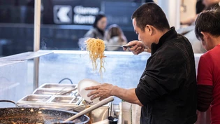 Löffelweise Nahrung am Sound of Glarus: Am Ende des Tages bleibt immer viel Essen übrig, das nun neu eingesammelt und gratis verteilt wird.